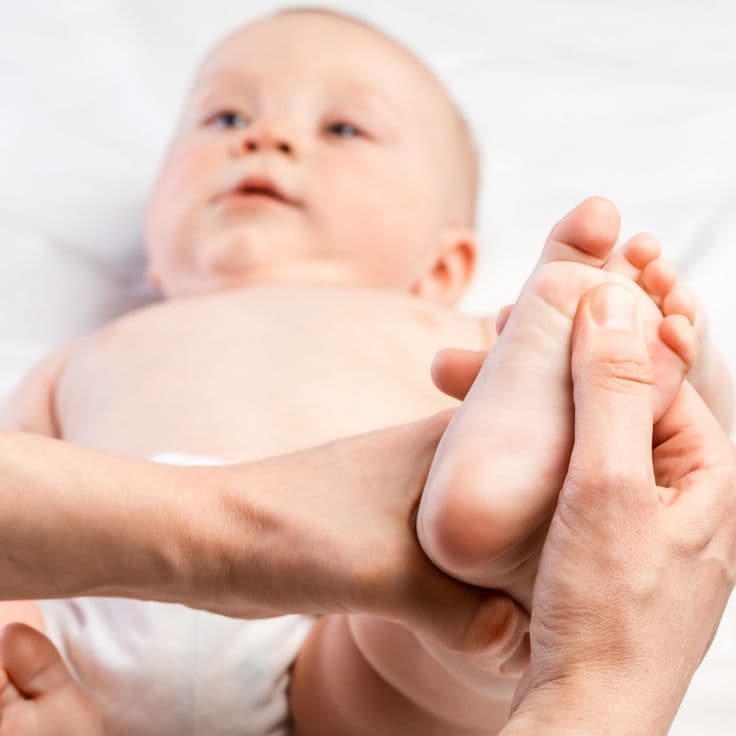 Masaż stopy niemowlaka